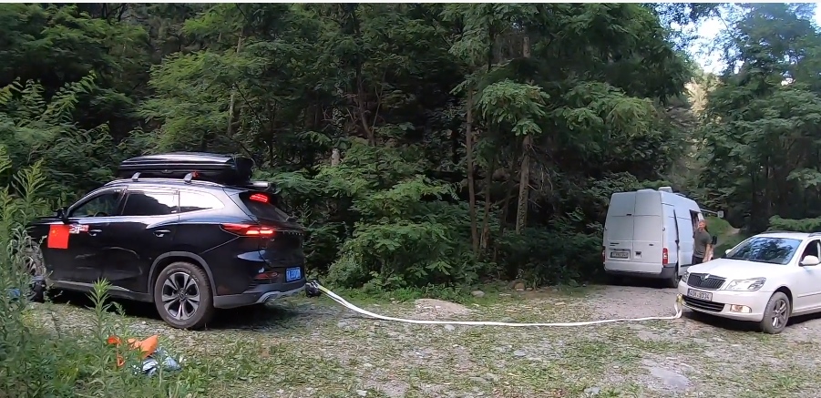 捷克斯柯达深陷泥潭，大橙子主动帮忙推车