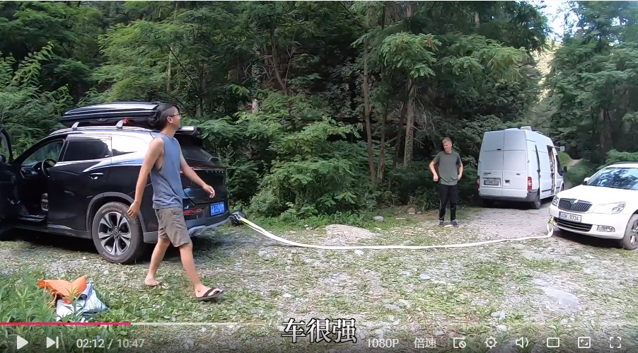 捷克斯柯达深陷泥潭，大橙子主动帮忙推车