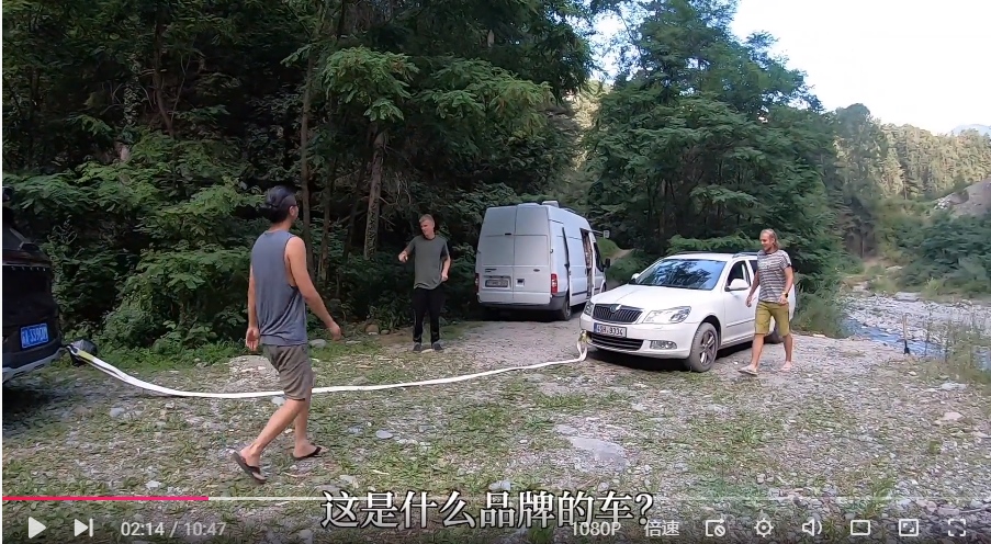 捷克斯柯达深陷泥潭，大橙子主动帮忙推车