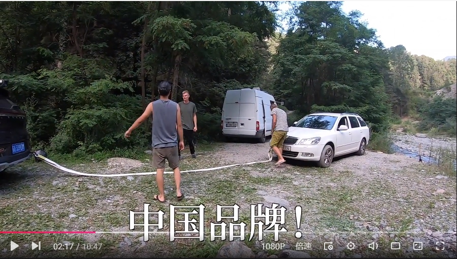 捷克斯柯达深陷泥潭，大橙子主动帮忙推车