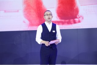 大型表白现场甜skr人！300家媒体见证欧拉品牌高层余飞求爱瞬间