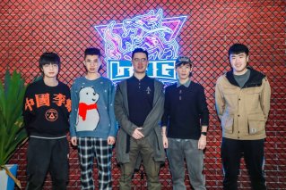 小鹏G3护航 LCYF小鹏车主战队与LNG李宁战队如约开战