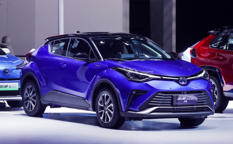 一汽丰田加速新能源布局 RAV4荣放双擎E+、奕泽IZOA双擎中国首发亮相