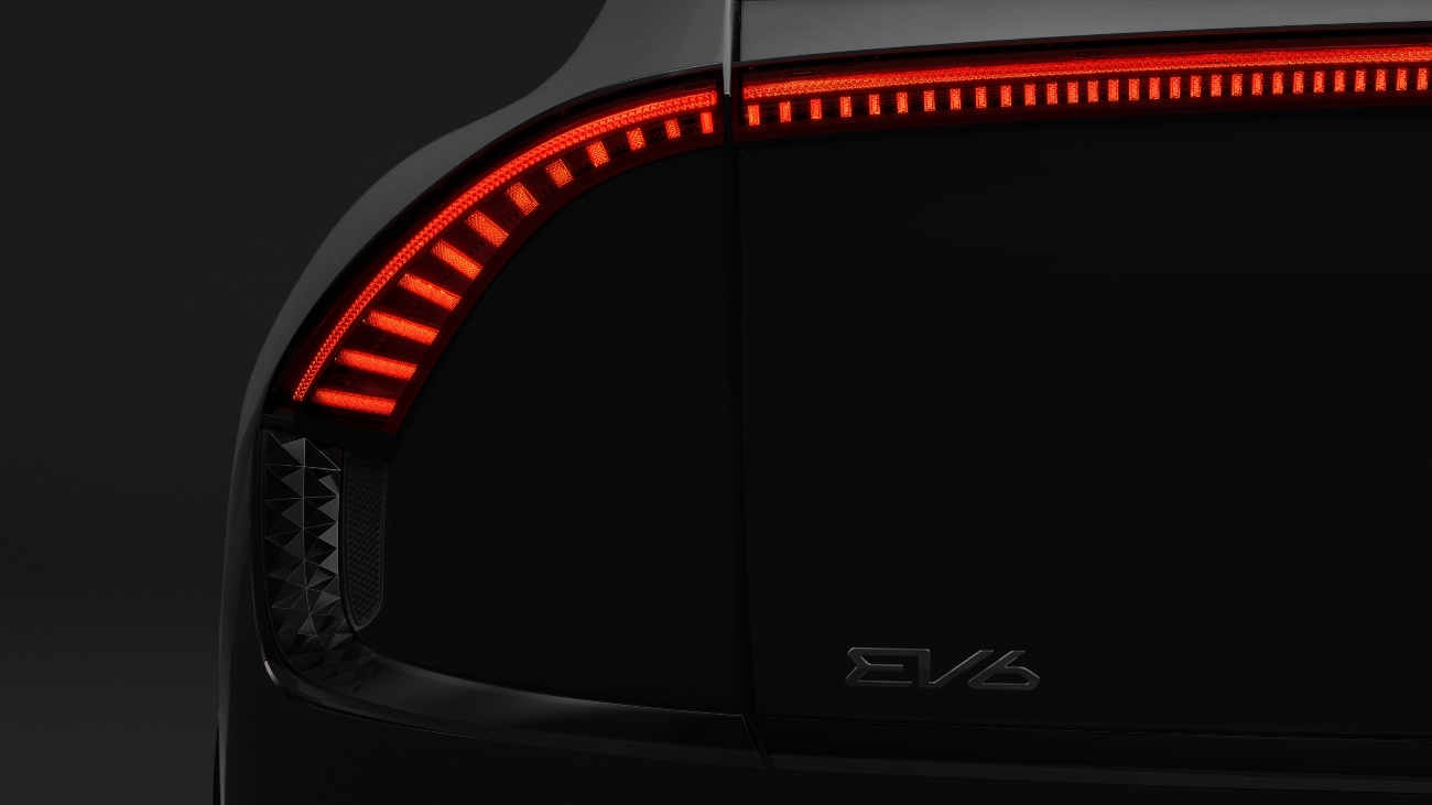 向全面电动化时代正式启航 起亚公布首款专属电动车型EV6首批预告