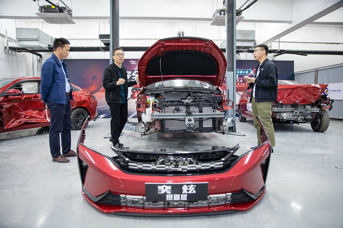 直播拆车！8万级首款五星安全风神奕炫获好评如潮