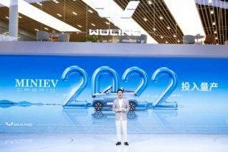 五菱新能源首款敞篷车宏光MINIEV CABRIO燃炸上海车展