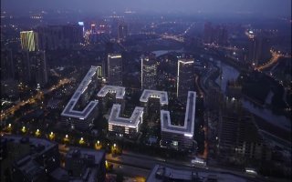 凌晨三点的成都 只有出租车司机最懂