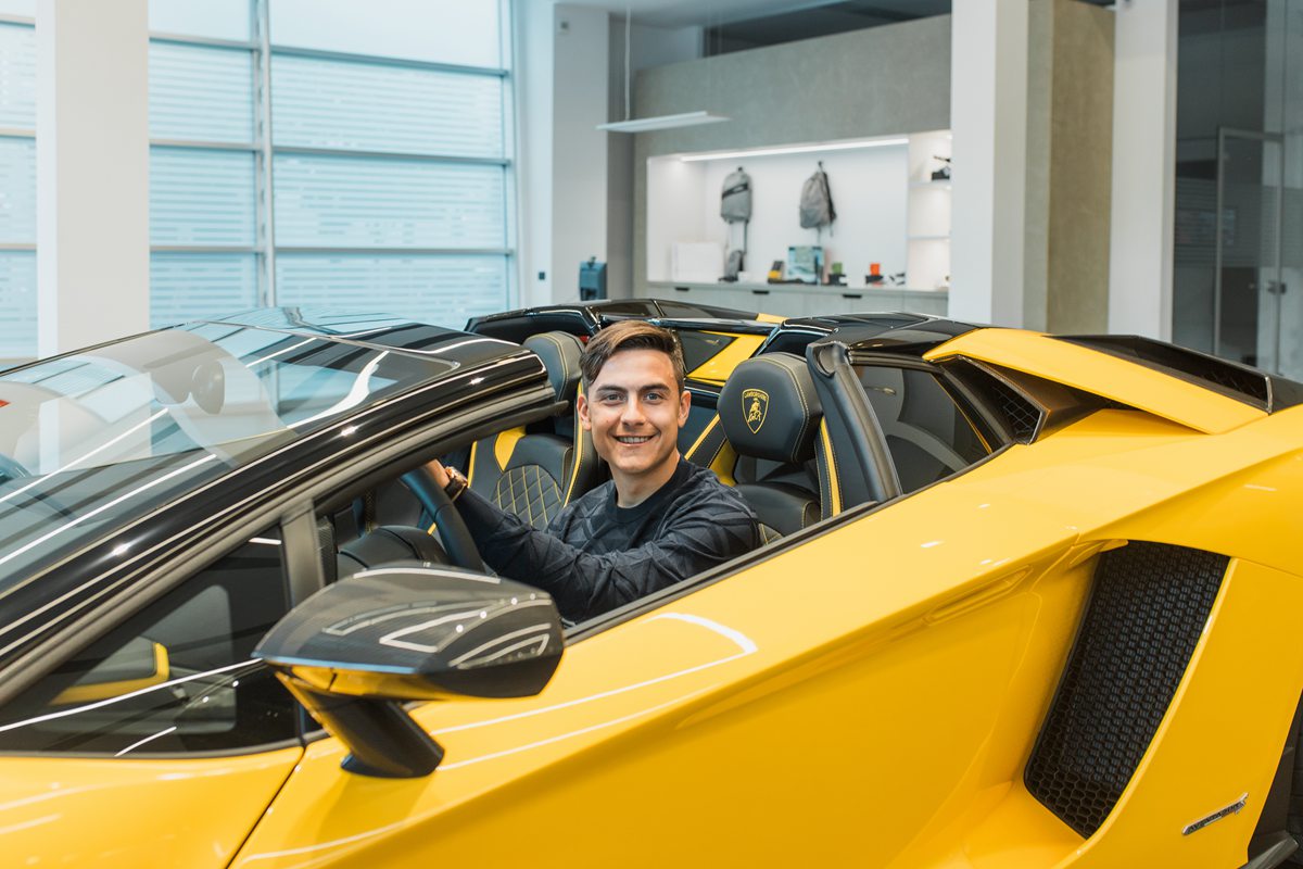 足球明星Paulo Dybala以全新的兰博基尼车型庆祝第100个进球