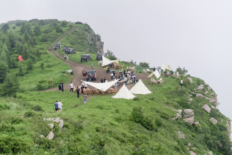 千米高空野餐成网红打卡地 BJ40“悦野部落开放日”吸粉露营圈
