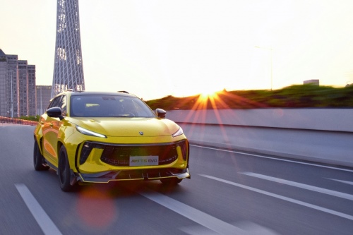 改装展车上台 这辆风行T5 EVO“很飒”