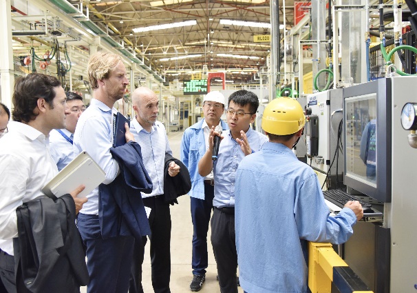 上汽大通MAXUS全新一代智能MPV MIFA于“灯塔工厂”下线