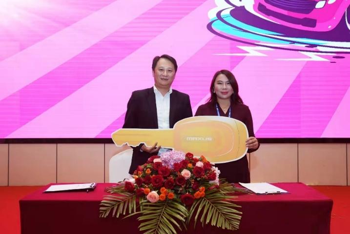 以定制化赋能智慧物流,上汽大通MAXUS交付自嗨锅首批110台定制版V80