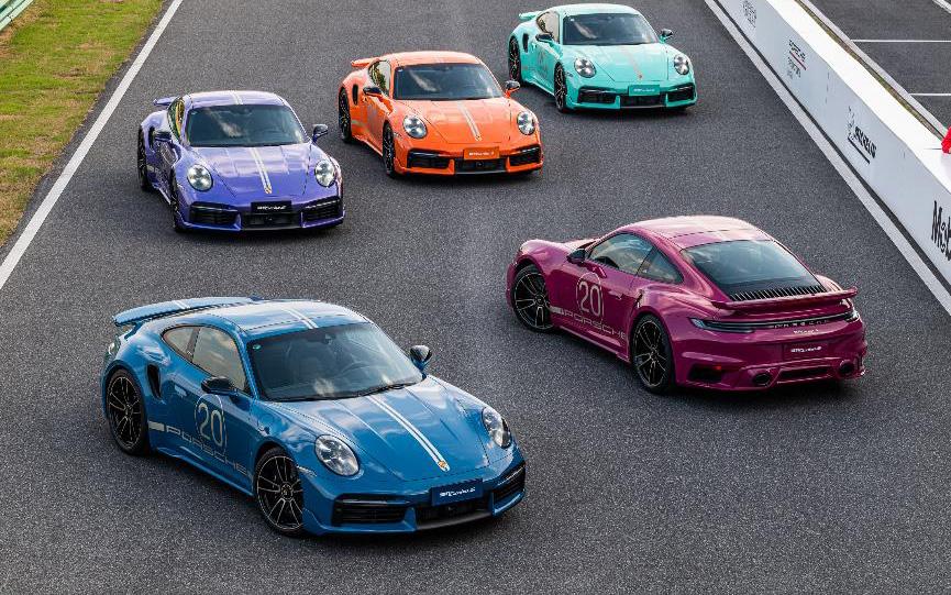 以全新 911 Turbo S 保时捷中国 20 周年纪念版交车仪式，开启保时捷尽享跑车日