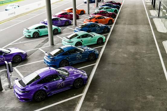 以全新 911 Turbo S 保时捷中国 20 周年纪念版交车仪式，开启保时捷尽享跑车日