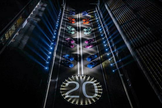 以全新 911 Turbo S 保时捷中国 20 周年纪念版交车仪式，开启保时捷尽享跑车日