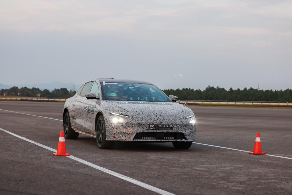 冲得出，刹得牢！智己L7权威实测百公里加速3.87s，百公里制动32.69m