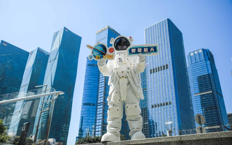 独创沉浸式太空漫游体验 “停车专家”威马W6来了！