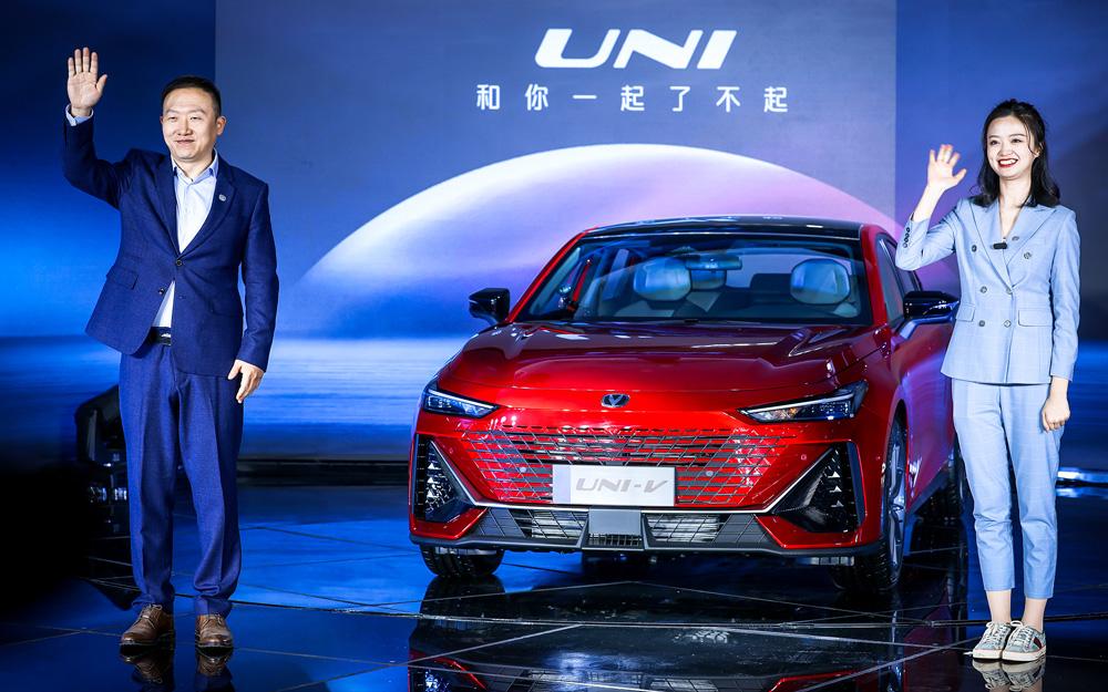 长安UNI-V直播首秀 众多网友强烈要求直接推出敞蓬版！