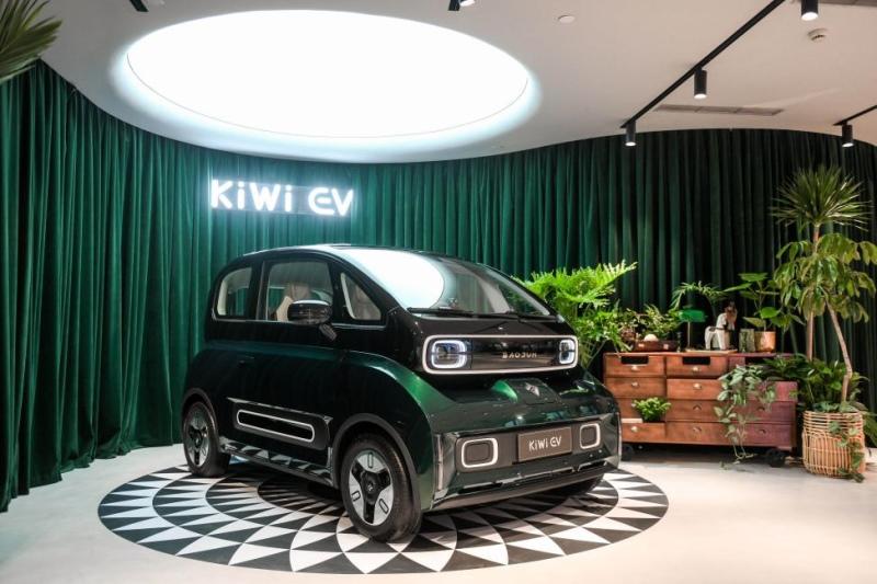 售价8.98万元,KiWi EV“时髦金”内饰高定版于LING HOUSE 重磅上市!