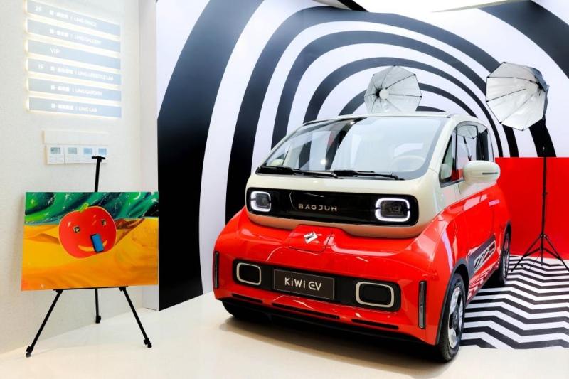 售价8.98万元,KiWi EV“时髦金”内饰高定版于LING HOUSE 重磅上市!