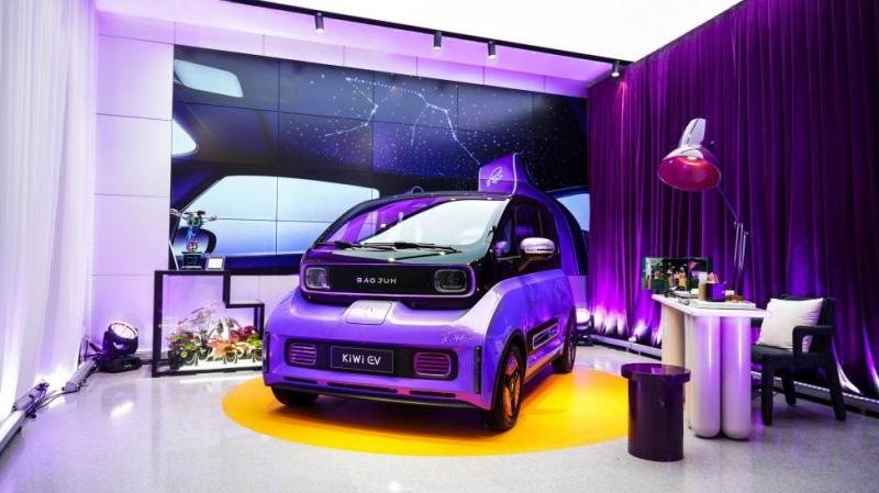 售价8.98万元,KiWi EV“时髦金”内饰高定版于LING HOUSE 重磅上市!