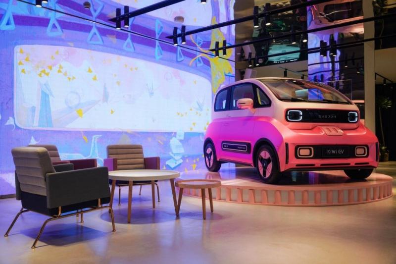 售价8.98万元,KiWi EV“时髦金”内饰高定版于LING HOUSE 重磅上市!