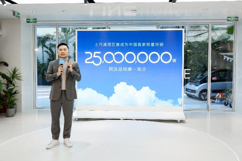 售价8.98万元,KiWi EV“时髦金”内饰高定版于LING HOUSE 重磅上市!