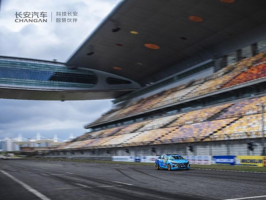 冠军实力 征服赛场! 长安汽车蓝鲸车队问鼎CTCC 2021赛季年度车手冠军!