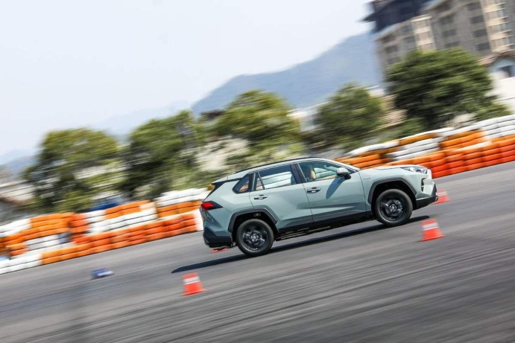 最强四驱驾临，RAV4荣放实力领跑城市SUV！