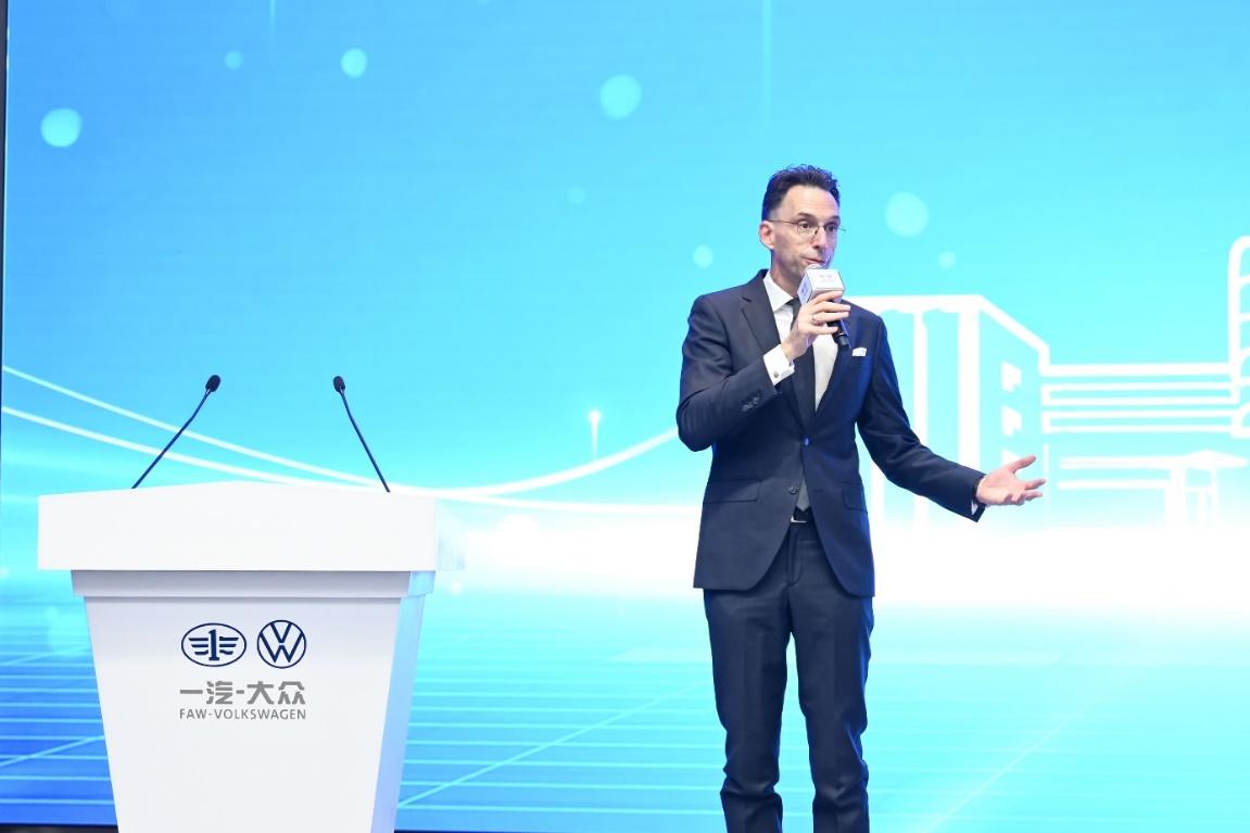 一汽-大众举行经理人员晋升暨外方专家表彰仪式