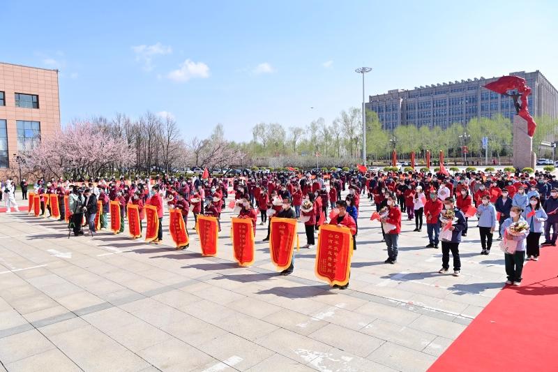 京湘援长医疗队返程，一汽红旗送大礼致英雄