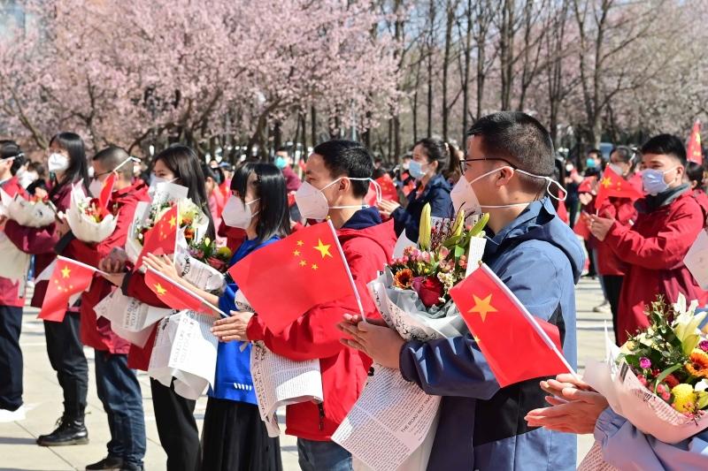 京湘援长医疗队返程，一汽红旗送大礼致英雄