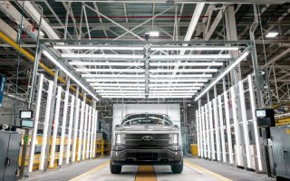 福特纯电动皮卡F-150 Lightning正式投产