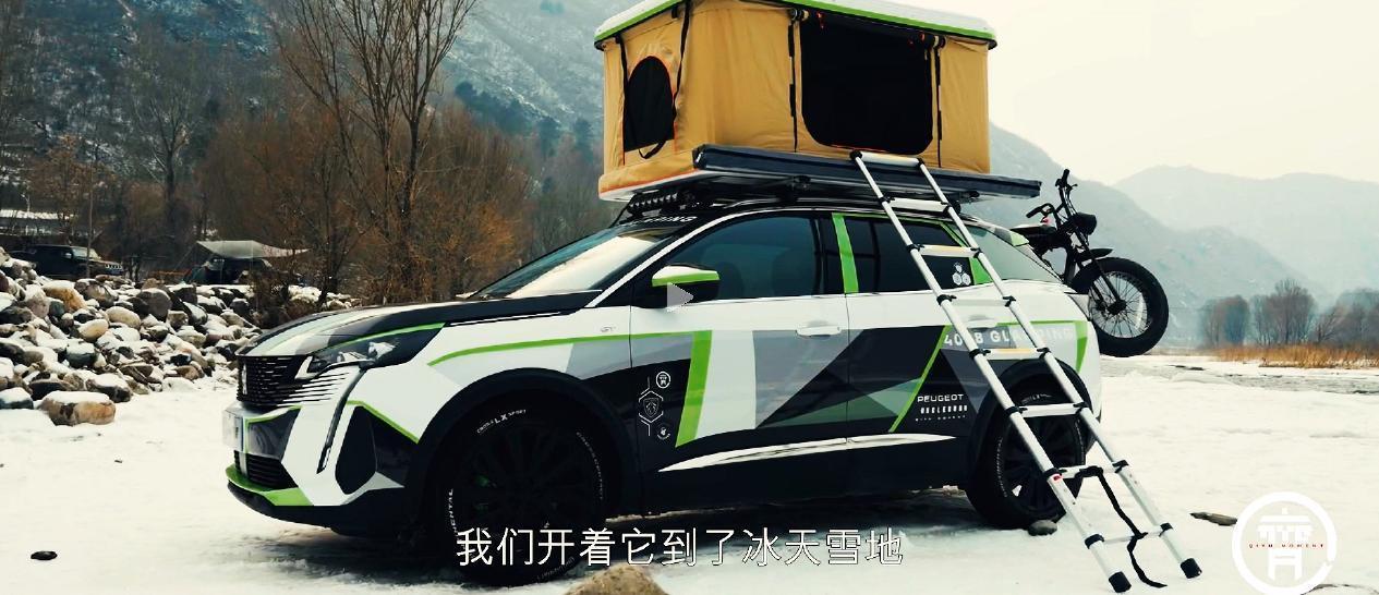 露营春风吹满地，帐篷搭在车顶上，还有星河天幕作伴