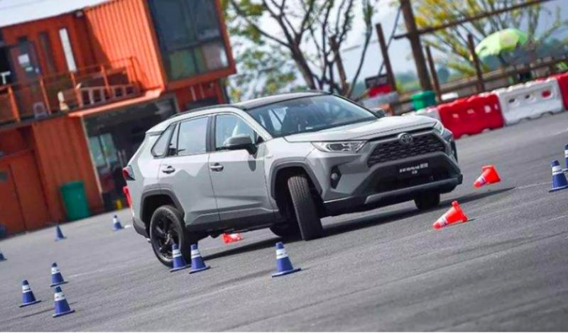 RAV4荣放2022款，以全能实力，助你畅享人生征途