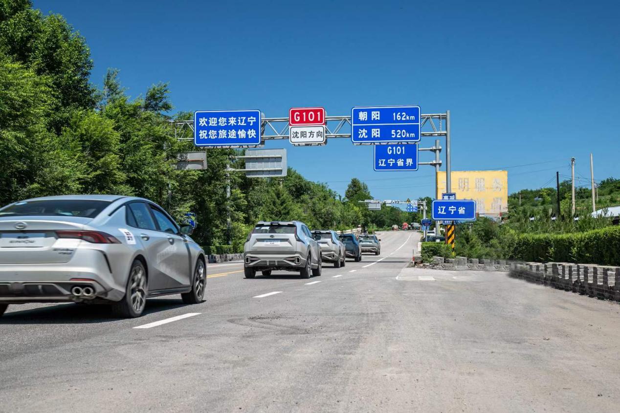 一箱油最长跑1711km,百公里油耗3.2L,钜浪混动GMC 2.0谁与争锋?