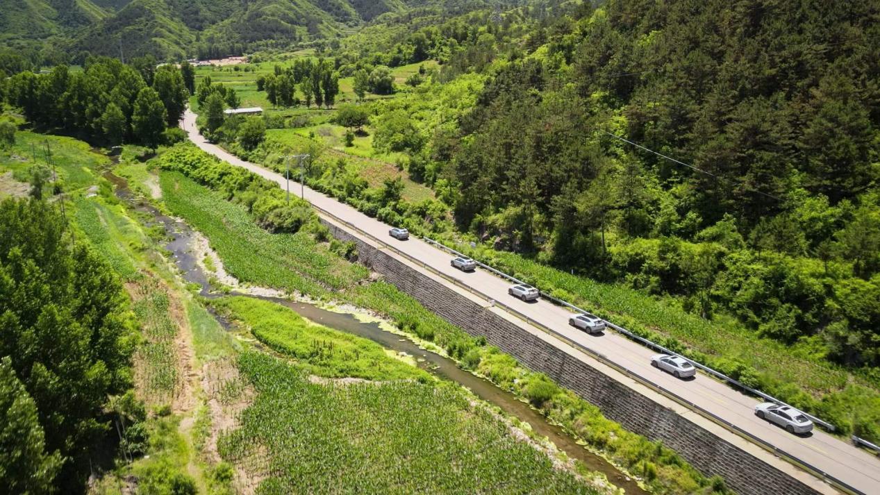 一箱油最长跑1711km,百公里油耗3.2L,钜浪混动GMC 2.0谁与争锋?
