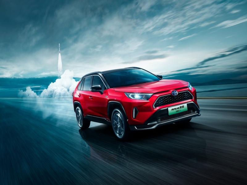 RAV4荣放家族全能实力，无忧畅享全家出行