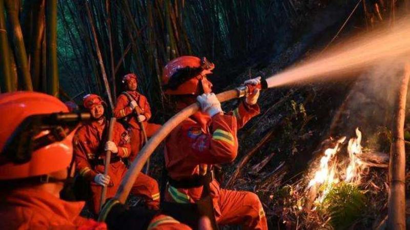热血集结灭山火 冲锋一线显担当，BJ40彰显越野人的英雄气！