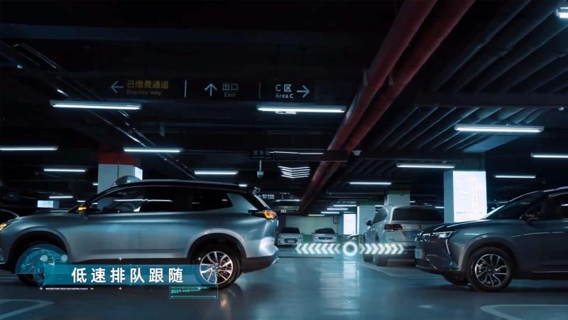 有它一年多出两天假,全球首个无人泊车智驾系统发布