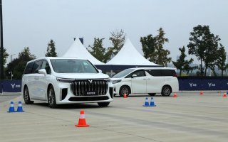 比性能、比舒适、比配置，岚图梦想家的错位竞争玩得很溜！