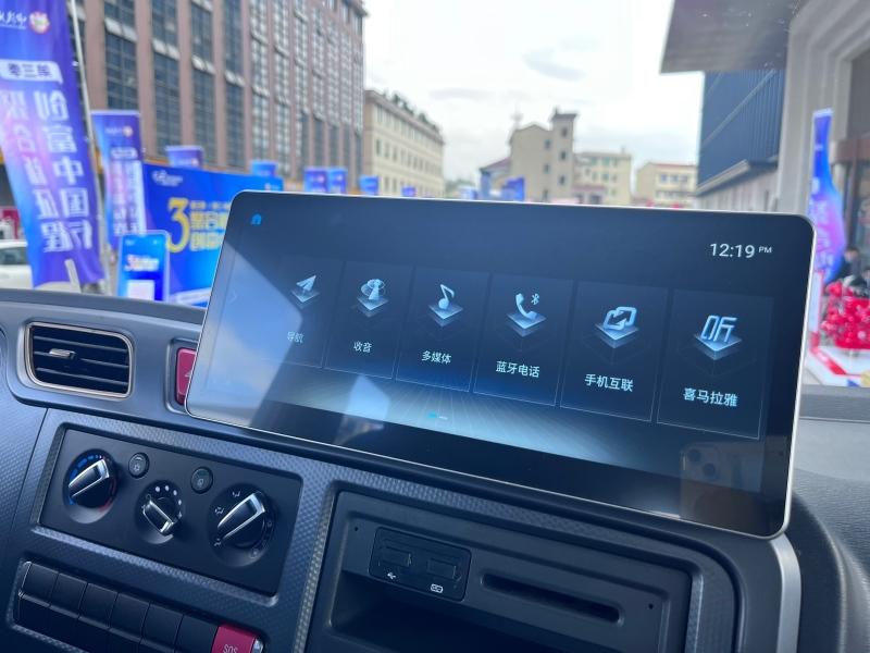 商用车品鉴师胡金荣：跑货运20多年 欧航第三代超级中卡一眼就中意