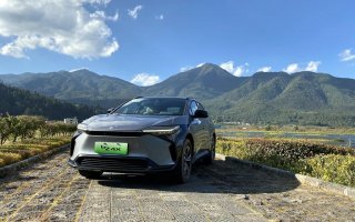 试驾广汽丰田bZ4X 开起来依旧很“丰田”实用科技配置绝绝子