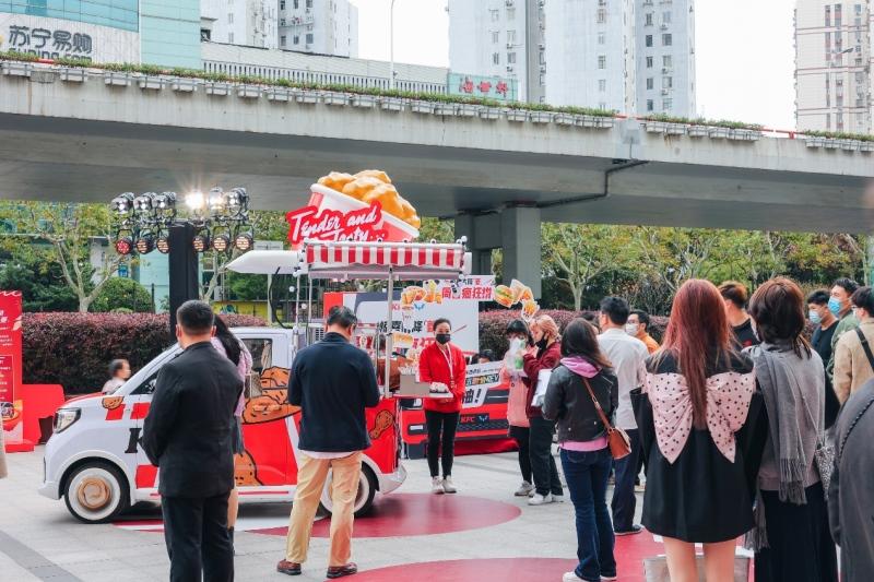 五菱携手肯德基打造最MINI的快餐店,宏光MINIEV肯德基版定制快餐车亮相