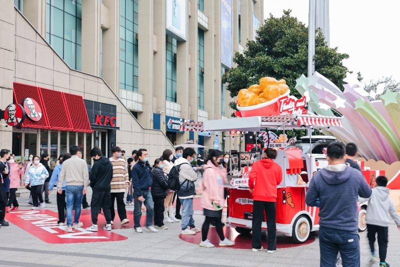 五菱携手肯德基打造最MINI的快餐店,宏光MINIEV肯德基版定制快餐车亮相