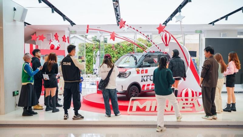五菱携手肯德基打造最MINI的快餐店,宏光MINIEV肯德基版定制快餐车亮相