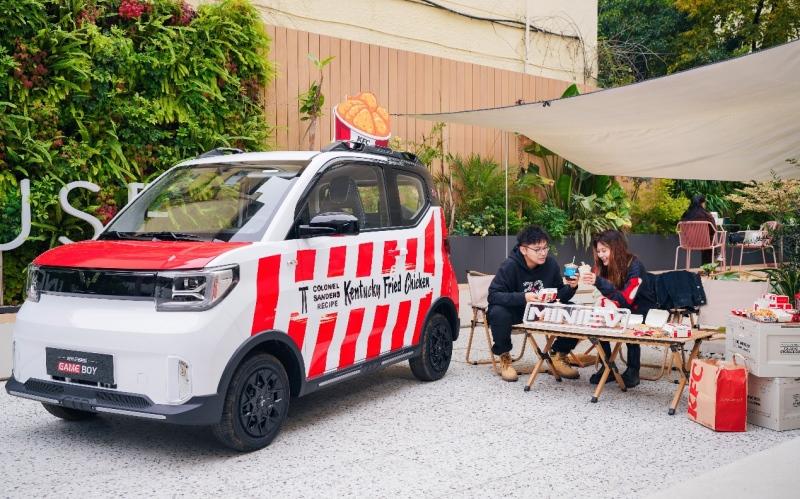 五菱携手肯德基打造最MINI的快餐店,宏光MINIEV肯德基版定制快餐车亮相