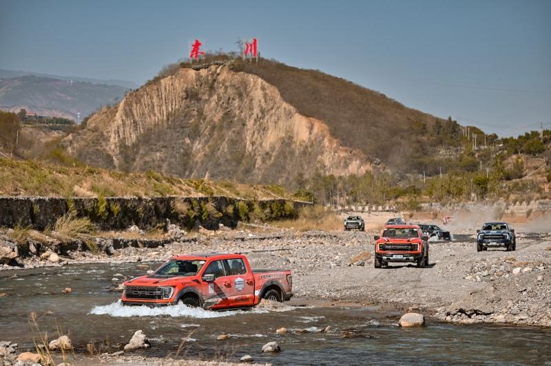 破山而行！全新一代福特F-150猛禽挑战专业级泥石流越野赛道