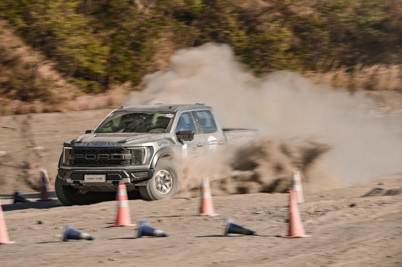破山而行！全新一代福特F-150猛禽挑战专业级泥石流越野赛道