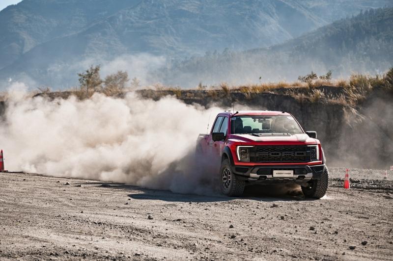 破山而行！全新一代福特F-150猛禽挑战专业级泥石流越野赛道